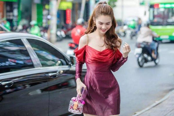hắc vội đi sự kiện nên Ngọc Trinh quên chưa là lượt lại bộ đầm?
