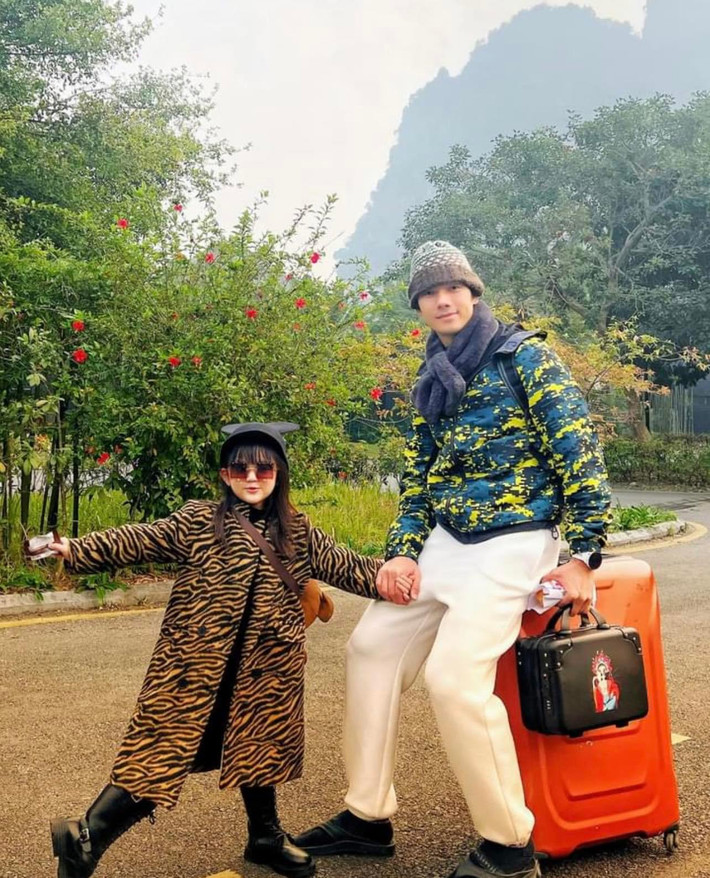Nhan Phúc Vinh chụp chung cùng bé An Nhiên. Nam diễn viên chia sẻ: “Chú Quân khó tính đã bị bé Happy thao túng tâm lý, bắt đầu dễ chịu hơn chút rồi”.