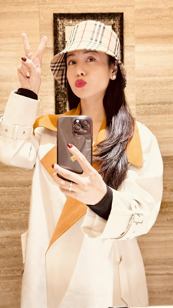 Nhật Kim Anh chăm chỉ làm việc ngày cận Tết.