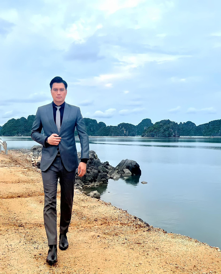 Diễn viên Việt Anh sang trọng, lịch lãm.