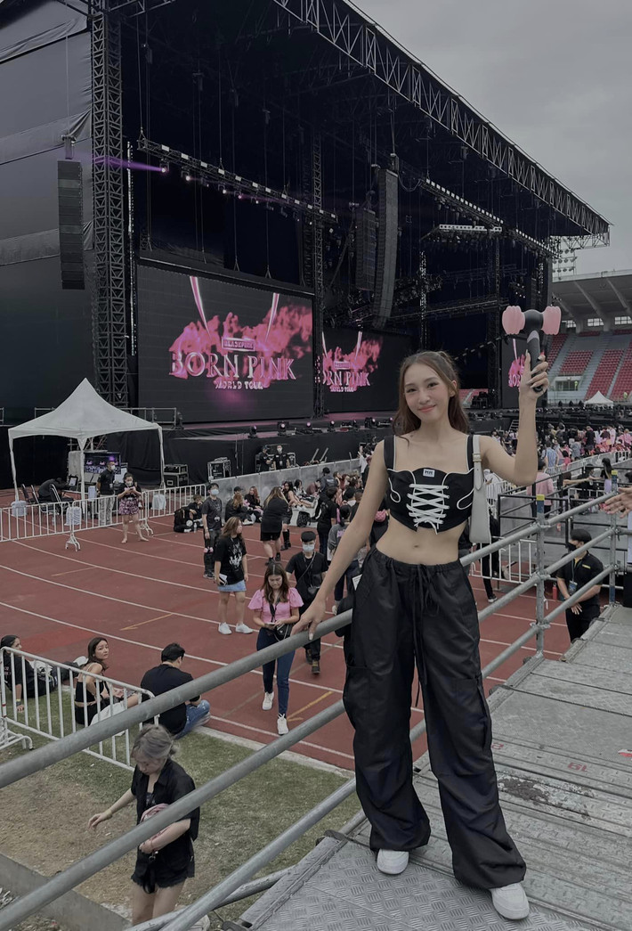 Emily cá tính khi tham dự concert của BlackPink.