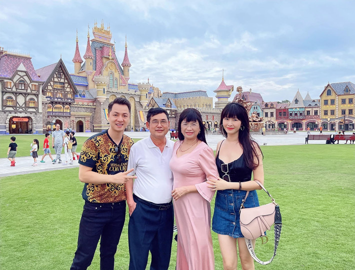 Đăng Khôi khoe ảnh hạnh phúc bên gia đình.