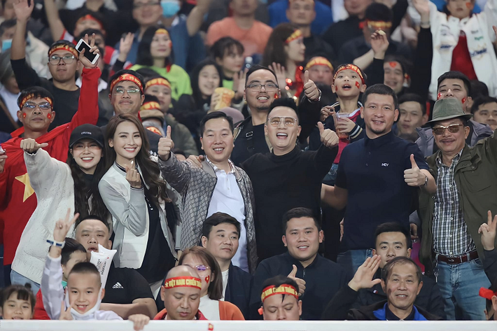 MC Mù Tạt và ca sĩ Hoàng Bách cổ vũ đội tuyển Việt Nam tại bán kết lượt về AFF Cup 2022.