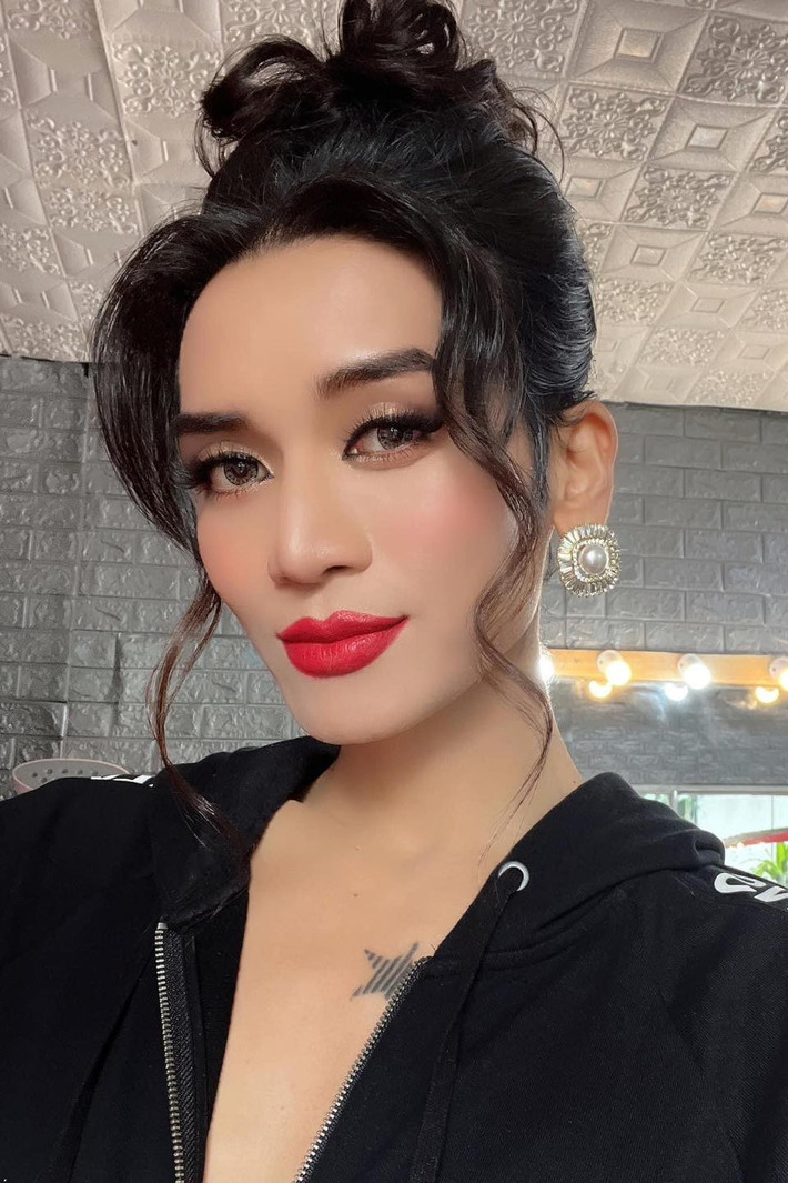 BB Trần đăng ảnh với nội dung: "Trong veo".