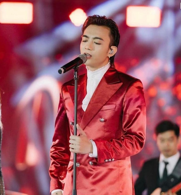 Soobin Hoàng Sơn diện vest đỏ.
