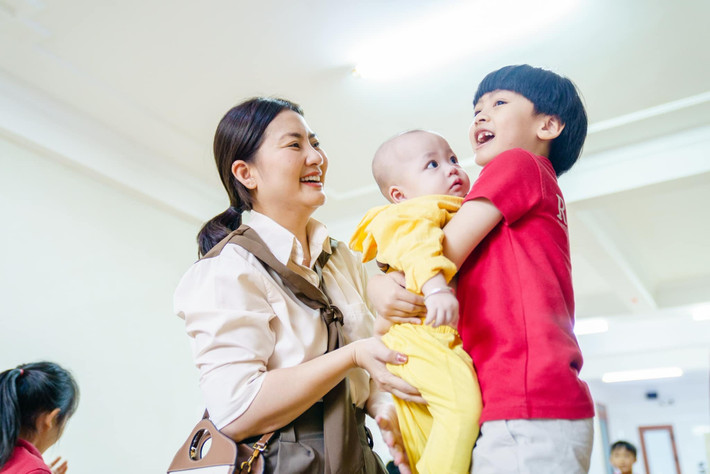 Diễn viên Ngọc Lan giản dị trong chuyến từ thiện tại trường học của con trai.