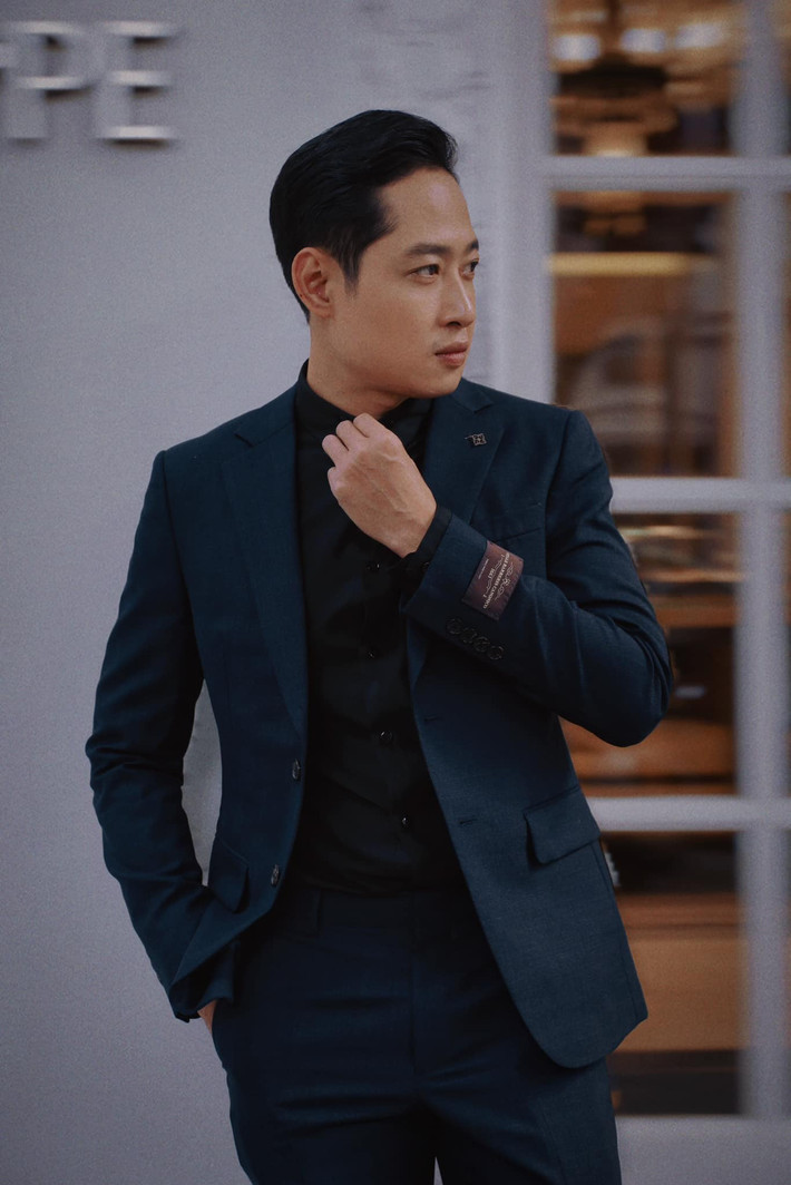 Mạnh Hưng diện vest bảnh bao.