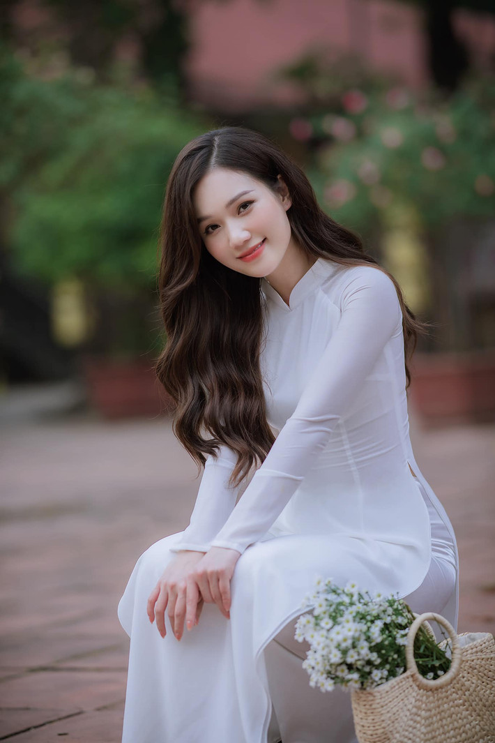 Diễn viên Ngọc Anh dịu dàng trong tà áo dài trắng.