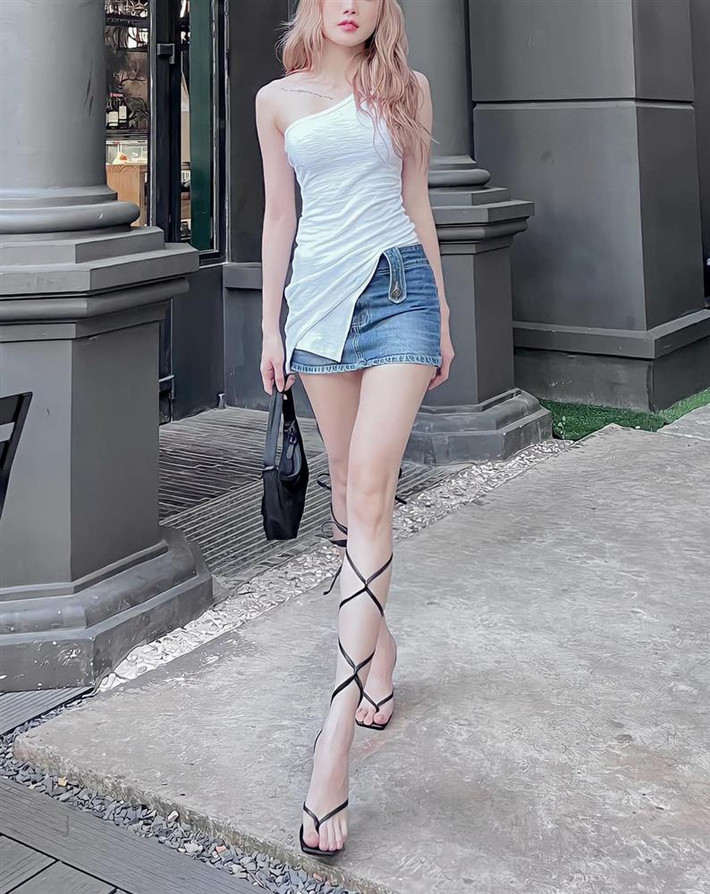 ặc kệ chỉ trích, những chiếc váy chỉ khoảng 1 gang tay luôn đồng hành với em gái Thiều Bảo Trang mọi lúc mọi nơi.