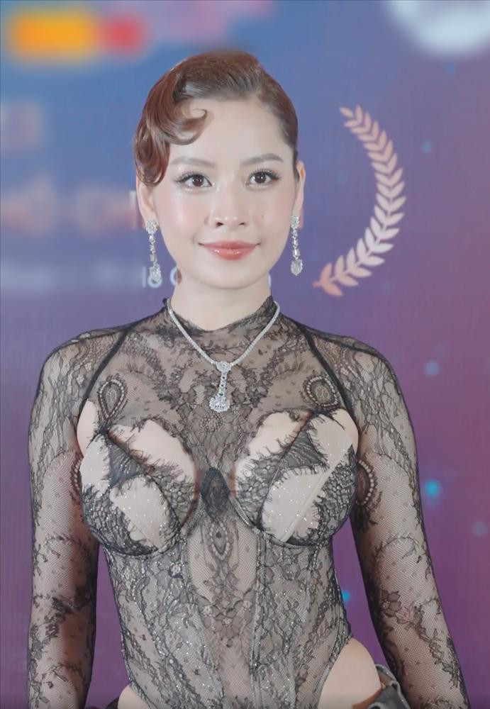 iọng ca "Anh ơi ở lại" để lộ khá nhiều mỡ thừa ở nách và phần hông.
