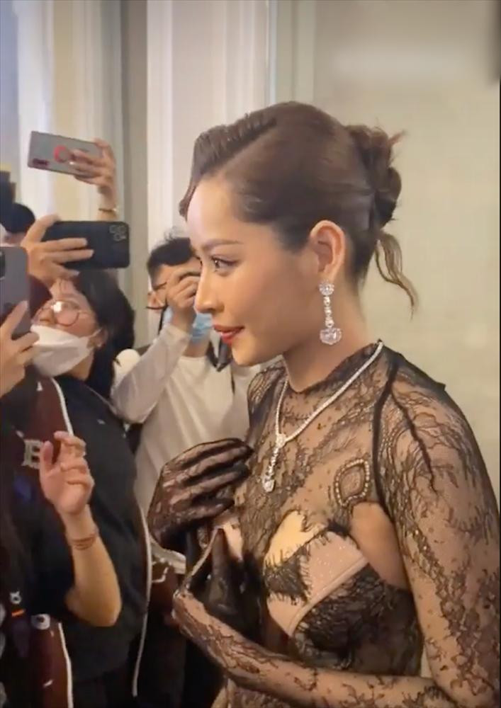 hần độn ngực cũng bị chê là thiếu tinh tế như "bát úp" đã góp phần làm Chi Pu mất điểm trầm trọng trong mắt khán giả.