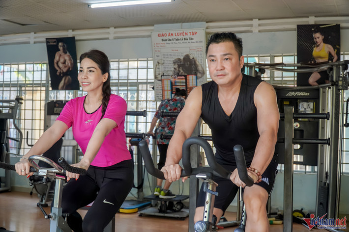 Dù cùng tập tại Trung tâm văn hóa thể thao Tân Bình, hai anh em hiếm khi tập chung vì mỗi người có chế độ tập luyện khác nhau. Lý Hương thường dậy lúc 6h30, tập khoảng 1 tiếng rưỡi mỗi ngày.