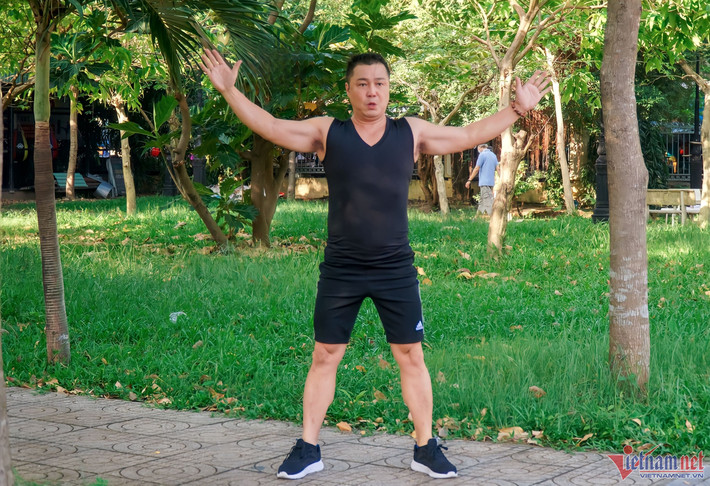 Những ngày không đi diễn, Lý Hùng thường dậy lúc 6h30, đi bộ từ nhà ra Trung tâm văn hóa thể thao Tân Bình, TP.HCM.