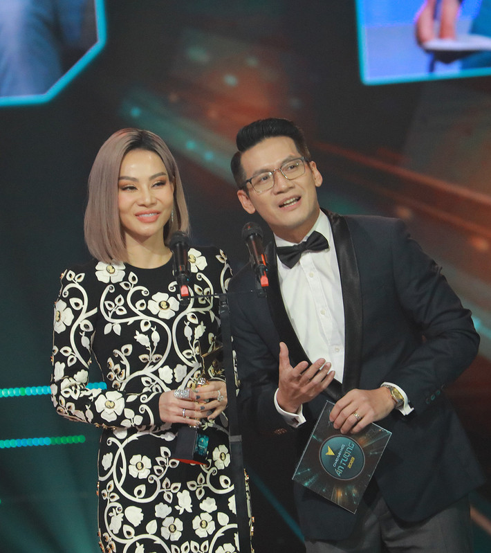 Nhiều khán giả cho rằng, có thể nữ ca sĩ đã cố tình trang điểm để có bờ môi quyến rũ. Nhưng cũng có ý kiến cho rằng, nữ ca sĩ đã can thiệp thẩm mỹ nên khuôn mặt trở nên khác lạ.