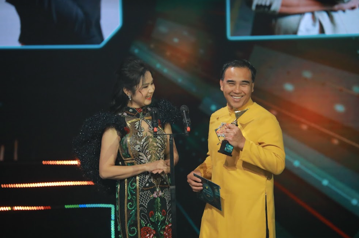 Ca sĩ Tóc Tiên, NSND Thu Hà, MC Quyền Linh là khách mời trao giải VTV Awards.
