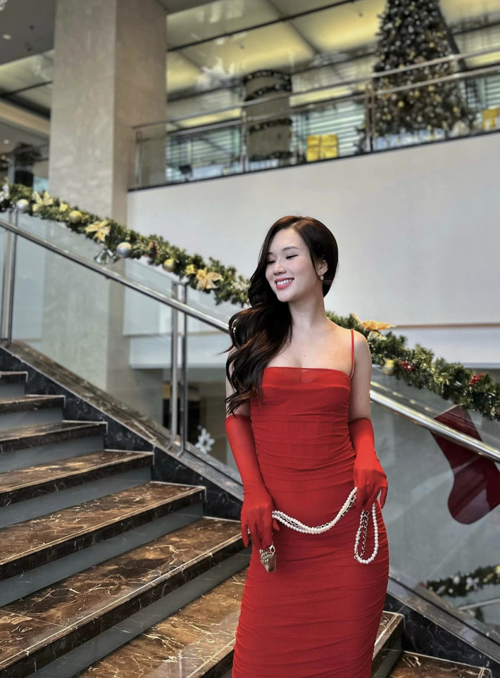 Trong bộ váy đỏ rực rỡ, diễn viên Phạm Ngọc Anh hài hước nhận mình là “quả ớt”.