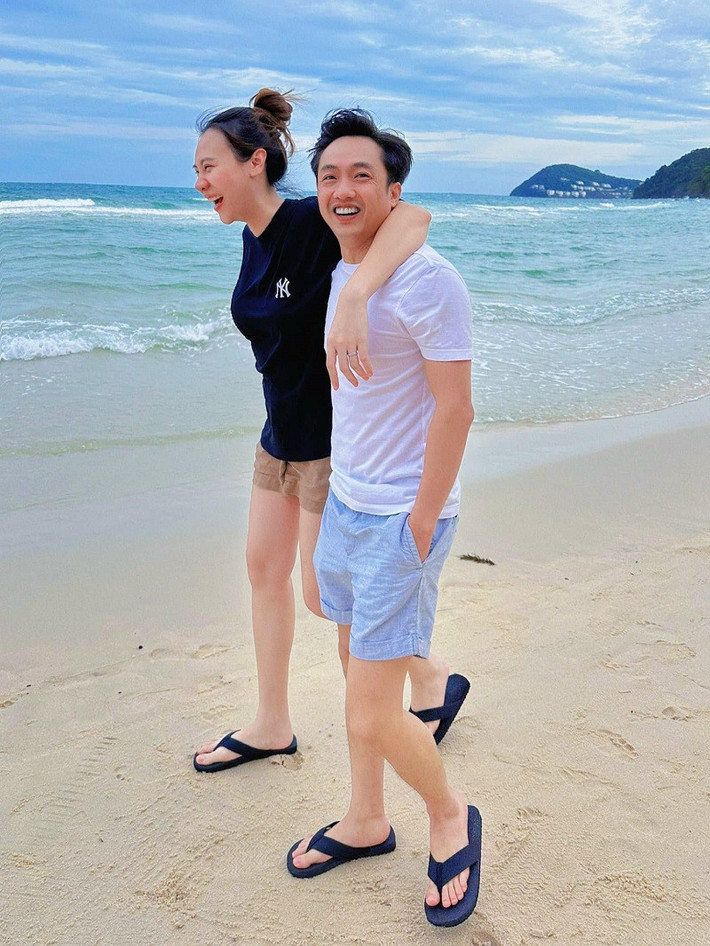 Sao Việt ngày 6/1: Đàm Thu Trang “tươi như hoa” bên chồng - doanh nhân Nguyễn Quốc Cường. Cặp đôi mong ước một cuộc sống luôn vui vẻ, bình yên.