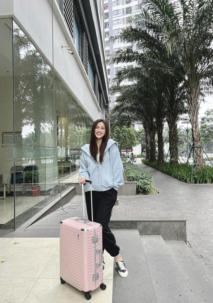 Hoa hậu Đỗ Thị Hà đẹp giản dị trong chuyến thiện nguyện tại Hà Giang.
