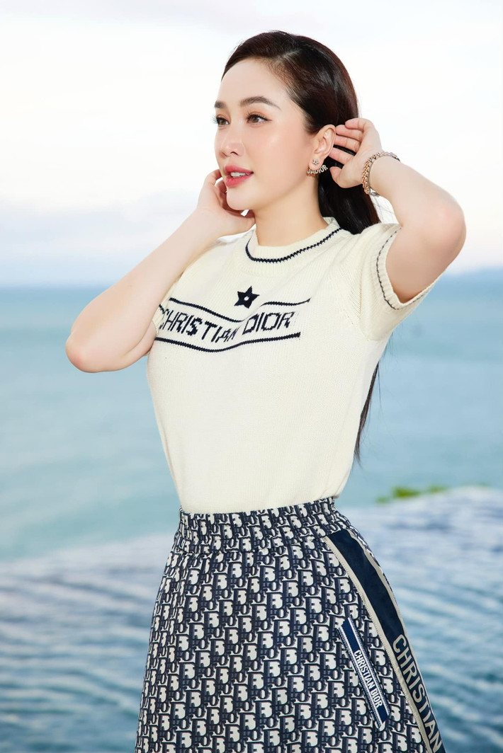 Bảo Thy diện cây hàng hiệu Dior. Nữ ca sĩ chia sẻ: “Hạnh phúc không phải là có tất cả những gì bạn muốn mà là trân trọng những gì bạn đang có”.