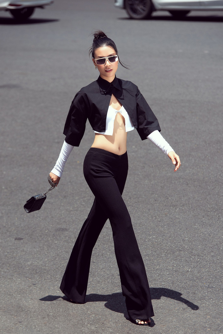 MC Hoàng Oanh xuống phố với trang phục cut-out táo bạo.