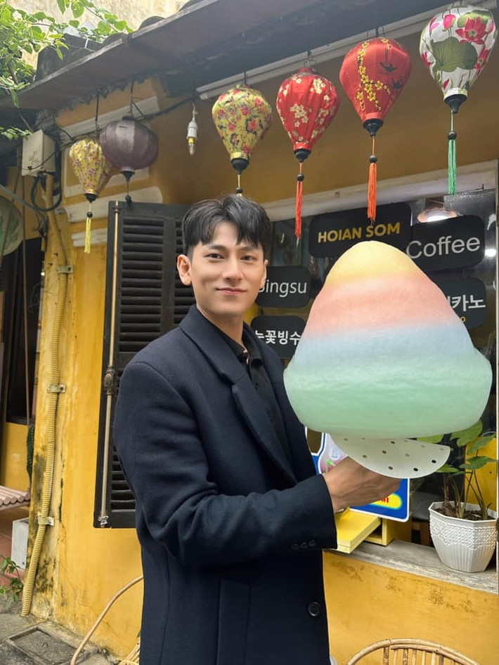 Isaac khoe vẻ điển trai tựa sao Hàn. Được biết, nam ca sĩ đang có chuyến du xuân nghỉ dưỡng tại Hội An.