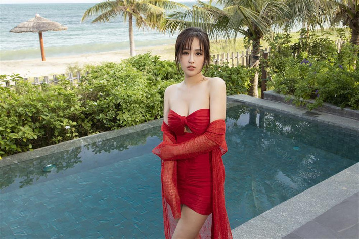 uốt một năm qua, Mai Phương Thúy luôn xuất hiện với hình ảnh giản dị, kín đáo và mang đậm tính chất văn phòng hoặc đời thường vì không có thời gian xuất hiện tại các sự kiện giải trí hay quay hình.