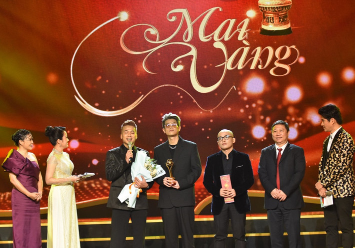 Nhóm DALAB với ca khúc Chạy khỏi thế giới này là chủ nhân cúp Nhóm nhạc được yêu thích. Trên sóng trực tiếp, các chàng trai bày tỏ xúc động khi được ghi nhận tài năng.
