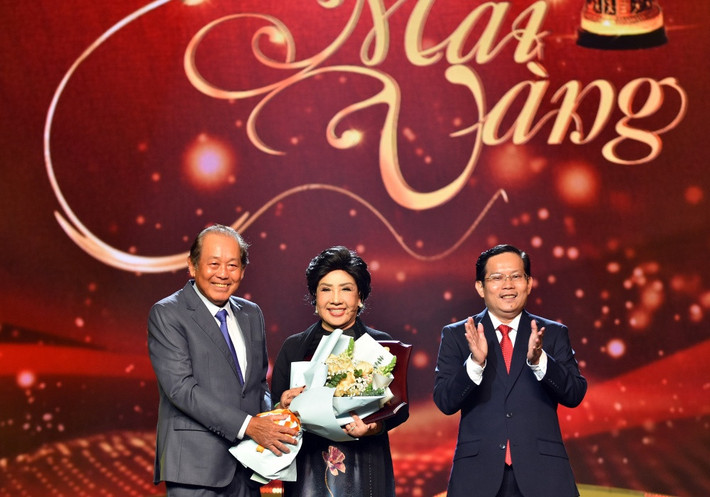 Tối 10/1, giải Mai Vàng 2022 đã diễn ra với sự tham gia của đông đảo nghệ sĩ. Giải thưởng Nghệ sĩ trọn đời vì cộng đồng được trao cho NSND Lệ Thủy. Trên sân khấu, nữ nghệ sĩ 74 tuổi nói bà xúc động vì được vinh danh ở một giải thưởng ý nghĩa.