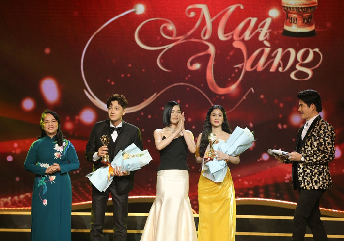 Ngô Kiến Huy và ca sĩ Phương Anh nhận cúp vàng từ đàn chị Lệ Quyên với chiến thắng cho Nam - nữ ca sĩ được yêu thích nhất. Kết quả này khiến nhiều khán giả bất ngờ bởi cả hai không phải là ứng cử viên nặng ký so với các đề cử.