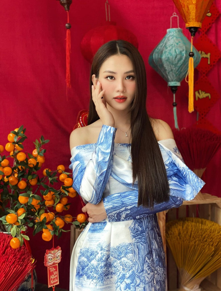 Hoa hậu Mai Phương chụp ảnh áo dài Tết.
