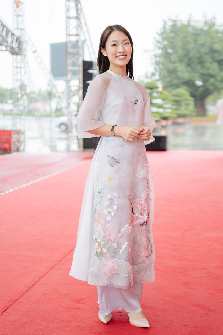 MC Khánh Vy nền nã trong tà áo dài.