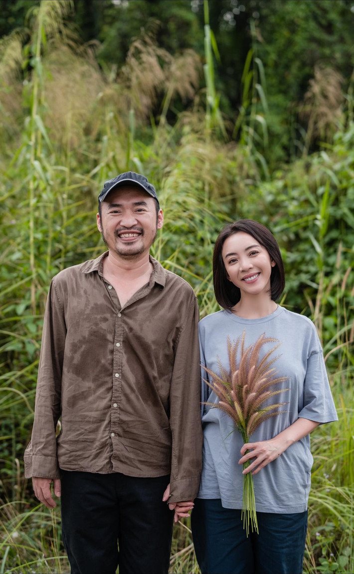Thu Trang - Tiến Luật hạnh phúc sau 12 năm về chung nhà.