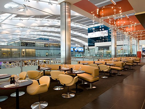 Kế tiếp là nhà hàng Gordon Ramsay Plane Food tại sân bay London Heathrow (Anh). Nhà hàng này có quang cảnh hết sức yên bình mang lại cảm giác thư thái cho hành khách trong khi chờ đợi chuyến bay của mình.