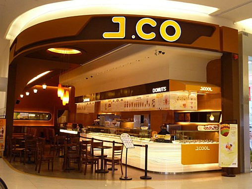 Thứ 9 là nhà hàng J.Co Donuts & Coffee tại sân bay quốc tế Soekarno-Hatta (Indonesia). Tại đây, hành khách sẽ được thưởng thức món bánh rán Alcapone ngon tuyệt với chocolate trắng của Bỉ được rắc hạnh nhân.