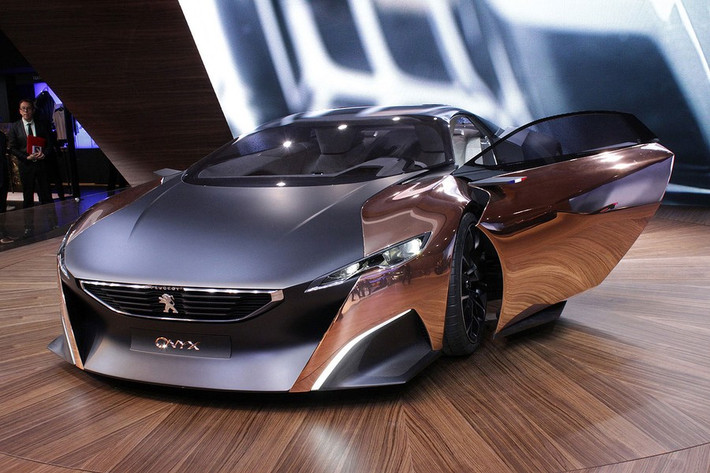 Peugeot Onyx là một siêu xe diesel-hybrid có kiểu dáng đơn giản, thanh thoát, tinh tế và rất hiện đại. Siêu xe này của Peugeot được xây dựng theo phong cách mới, cửa xe được làm bằng tay từ tấm đồng nguyên chất. Trong khi đó, tất cả các bộ phận còn lại của khung vỏ đều được làm từ sợi carbon khiến trọng lượng của xe chỉ vào khoảng 1.100 kg, rất nhẹ.