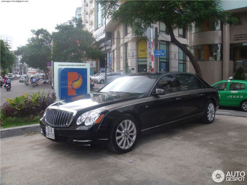 Chiếc Maybach 62S với hai tông màu đen-xám, thuộc hàng siêu sang của một đại gia Sài Gòn, đeo biển số hết sức bình thường: 51A-483.06. Chính trang chuyên về siêu xe Autogespot cũng thừa nhận phần lớn người Việt Nam còn nghèo nhưng vẫn có nhiều ngoại lệ như chủ nhân của chiếc Maybach 62S này.
