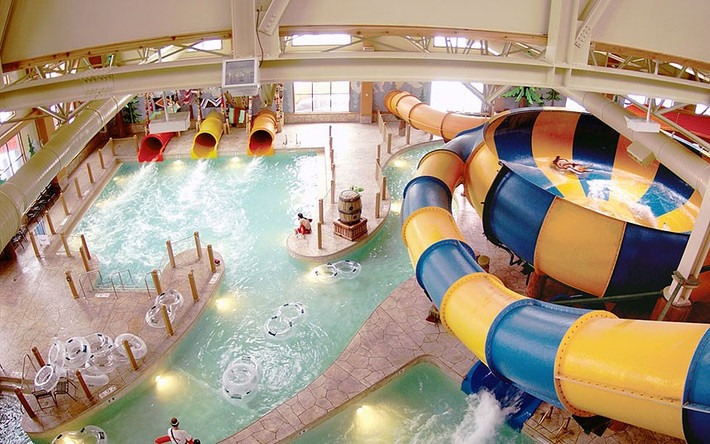 Great Wolf Lodge Niagara Falls là chi nhánh của chuỗi khách sạn lớn nhất thế giới Great Wolf Resorts ở Canada. Công viên nước trong nhà Niagara Falls của khách sạn này có 8 máng trượt hấp dẫn, trong đó có một nước tàu lượn siêu tốc đủ lớn cho cả gia đình trải nghiệm.