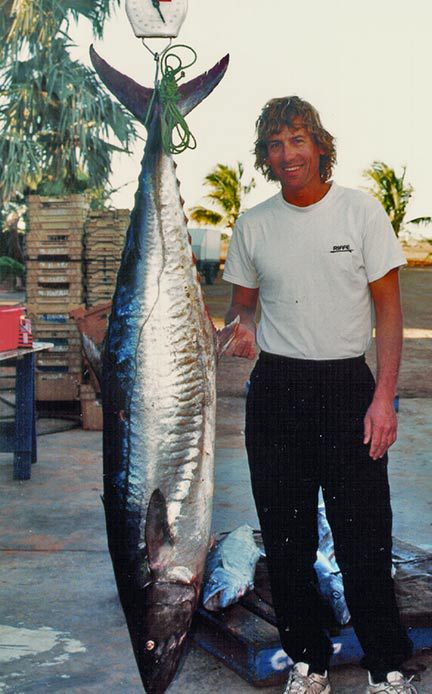 Cá thu vạch nặng 46 kg được bắt bởi cần thủ Greg Pickering ở Dorre Island, Tây Úc, ngày 18/07/2004.