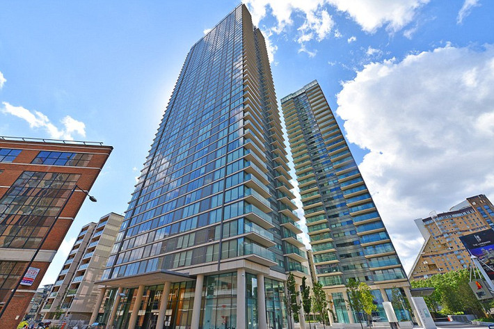 Căn hộ xa hoa với 3 phòng ngủ, nằm gần Canary Wharf - Trung tâm thương mại tài chính lớn, thuộc quận Tower Hamlets tại Thủ đô London. Nó có giá rao bán khoảng 2,6 triệu USD.