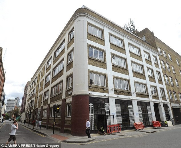 Nằm ở giao lộ giữa đường Union Street và Great Suffolk Street, nhà hàng có một vị trí khá lý tưởng bởi khá gần với các địa điểm nổi tiếng như ga xe lửa Bridge và tòa nhà chọc trời The Shard. Ngoài ra, nhà hàng còn nằm cạnh các tòa nhà gồm quán rượu Union Jack và Nhà hát Union.