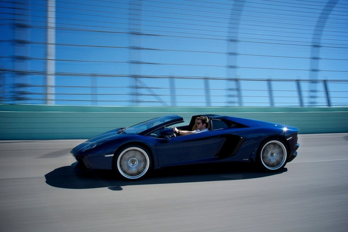 Siêu xe Lamborghini Aventador Roadster sử dụng loại mui cứng hai phần làm từ sợi carbon, trọng lượng chỉ ở mức 6 kg, có thể tháo rời bằng tay. Sử dụng động cơ 6,5 lít V12 công suất 700 mã lực cùng hộp số 7 cấp ly hợp kép, siêu xe này có thể tăng tốc từ 0 lên 100 km/h chỉ sau 3 giây và đạt tốc độ tối đa 350 km/h.