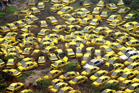 "Nghĩa địa" taxi ở Trung Quốc. Hàng ngàn chiếc taxi không sử dụng được đã bị bỏ lại trong một khoảng đất trống ở trung tâm thành phố Trùng Khánh, Trung Quốc.