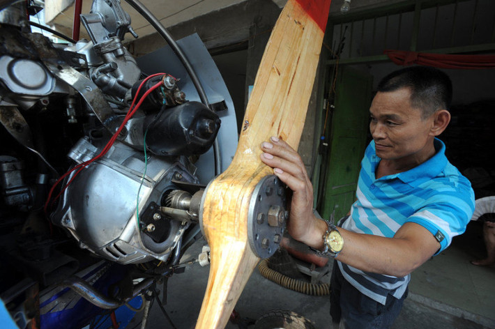 Người đàn ông, mới chỉ tốt nghiệp tiểu học, đã chi 10.000 NDT (khoảng 35 triệu đồng) và 3 tháng lao động cần mẫn cho chiếc máy bay này.