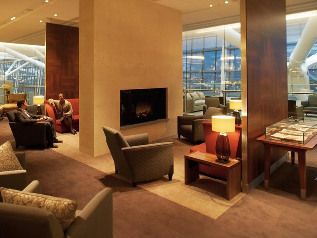 Phòng chờ Concorde room của hãng hàng không British Airways, sân bay Heathrow. Sự riêng tư là yếu tố quan trọng của phòng chờ này, hành khách có thể thưởng thức bữa ăn hoặc thư giãn thoái mái trong một không gian riêng.