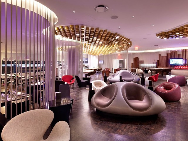 Virgin Atlantic JFK Clubhouse tại sân bay quốc tế John Kennedy. Phòng chờ này có một quầy bar hết sức sang trọng và một spa nổi tiếng.