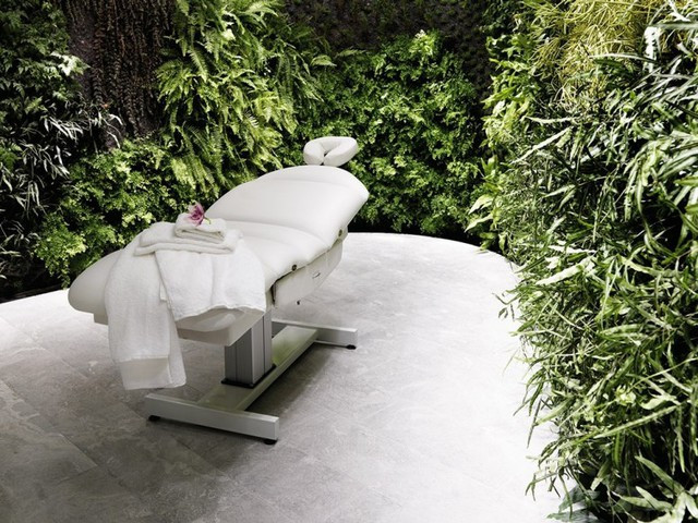 Phòng chờ cao cấp Qantas first lounge tại sân bay quốc tế Sydney (Australia). Nơi đây có một spa mang phong cách Paris nằm trong một khu vườn thẳng đứng ấn tượng với hơn 8.400 cây
