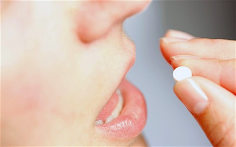 9. Sử dụng thuốc statin giảm lượng cholestorol trong máu: Việc dùng thuốc statin có thể giảm hơn 50% nguy cơ ung thư vú, một nghiên cứu mới đây cho thấy. Nhóm statins thường được tìm thấy trong thuốc Lipitor hay Zocor vốn để làm hạ lượng cholesterol trong máu có thể làm giảm nguy cơ ung thư phổi hay tiền liệt tuyến lần lượt với tỉ lệ 48% và 54%, theo những cuộc nghiên cứu tách biệt nhau cho thấy. Tuy nhiên, một số chuyên gia cho rằng vẫn còn khá sớm nếu đưa ra lời khuyên dùng loại thuốc này để giảm nguy cơ ung thư.