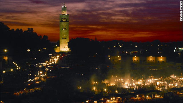 Quảng trường Djemaa el Fna lung linh trong ánh đèn ở Marrakech, Ma-rốc.