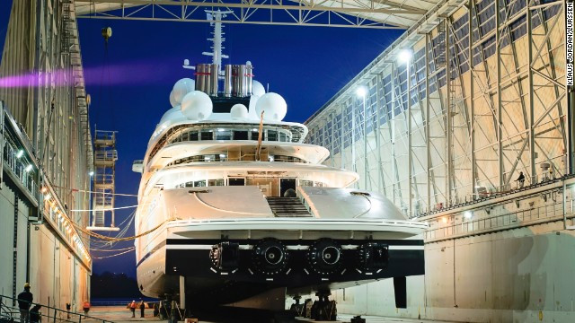 Tạp chí Du thuyền Pháp (Yacht France) đưa tin, siêu du thuyền Azzam đứng đầu trong bình chọn thường niên 100 du thuyền lớn nhất thế giới của họ. Xếp vị trí thứ hai là du thuyền Eclipse của tỷ phú Nga Abramovich.