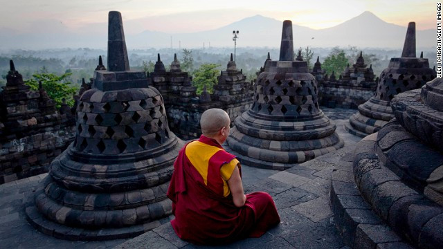 Mặt trời mọc trên hàng trăm bảo tháp và tượng Phật tại Borobudur, Java, Indonesia.